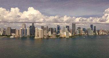 Miami 'de Brickell' in hava manzarası. Güneşli bir günde Miami 'nin göbeğinde. Miami Sahili ve Brickell 'in manzarası. Miamis Gökdelenleri. Brickell 'in ünlü simgeleri. Miami şehir merkezi manzarası