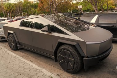 Miami, Florida, ABD - 06 Nisan 2025: Tesla Cybertruck otomobili açık hava parkı. Matte elektrikli araba, yan görüş. 2024 Tesla Cybertruck elektrikli kamyonet vagonu. Elektrikli kamyonet vagonu Tesla Cybertruck.