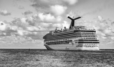 Miami, Florida, ABD - 10 Aralık 2024: Karnaval yolcu gemisi. Gemi turu ve seyahat. Gemi Miami limanından ayrılıyor. Tatil turu. Karnaval Gündoğumu yolcu gemisi yolculuğu. Yaz tatilinde gezmek.