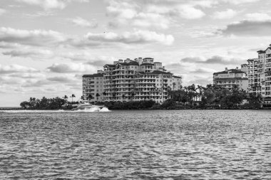 Yaz tatili. Fisher Adası konut binası ve lüks yat teknesi. Tekne Fisher Adası, Miami 'den geçiyor. Marinaya yüzen bir tekne. Fisher Adası 'nda lüks bir yat teknesi. Romantik gezi..