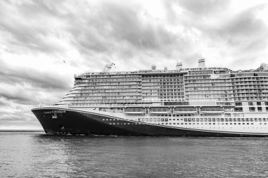 Miami, Florida, ABD - 23 Aralık 2024: yaz tatilinde tatil beldesi. Karnaval yolcu gemisi. Gemi turu ve deniz seyahati. Gemi Miami limanından ayrılıyor. Karnaval Gezi Gezisi Gezisi Kutlaması.