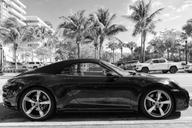 Miami, Florida, ABD - 11 Aralık 2024: Mavi Porsche 911 üstü açık araba. Porsche 911 tipi üstü açık lüks bir araba. Porsche 'nin arabası dışarıda park edilmiş. Porsche, yan görünüm.