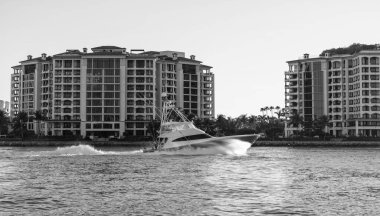 Fisher Adası konut binası ve lüks yat teknesi. Sürat teknesi Fisher Adası, Miami 'den geçiyor. Miami mimarisi, Florida. Fisher Adası 'nda lüks bir yat teknesi. Yaz tatili.