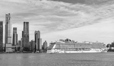 New York, ABD - 31 Mart 2024: New York limanında yolcu gemisi. Norveç yolcu gemisi. Gemi turu ve deniz seyahati. New York şehir merkezinde bir gemi. Hudson Nehri 'ndeki Norveç Kaçış Gemisi.