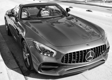 Miami, Florida, ABD - 11 Aralık 2024 Mercedes Benz AMG GT V8 biturbo tipi lüks araba. Mercedes Benz 'in arabası dışarıda park edilmiş. Mercedes Benz, ön manzara. Mercedes Benz AMG GT üstü açık araba..
