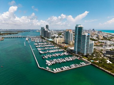Marina Körfezi Miami 'de gemi ve yatlarla dolu. Okyanus kıyısında yatlı bir yaz tatili sahnesi. Miami 'de yatları olan gökyüzü.