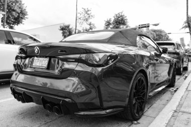 Miami, Florida, ABD - 07 Aralık 2024: BMW M3 spor arabası. BMW M3 aracının lüks arabası. BMW M3 'ün arabası dışarıda park edilmiş. BMW M3 aracı, köşe görünümü.