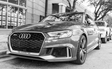 Miami, Florida, ABD - 05 Aralık 2024 Audi RS3 Sport Hatchback otomobili. Audi RS3 'ün lüks arabası. Audi RS3 'ün arabası dışarıda park edilmiş. Audi RS3 mavi renk, köşe görünümü.