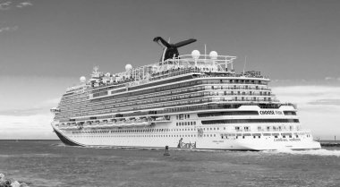 Miami, Florida, ABD - 9 Haziran 2024: Karnaval yolcu gemisi. Gemi turu ve deniz seyahati. Gemi Miami limanından ayrılıyor. Karnaval Horizon yolcu gemisi yolculuğu. Yaz tatilinde gemi turu. Deniz yoluyla seyahat etmek.