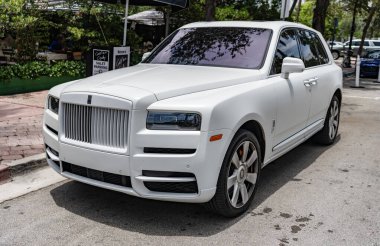 Miami, Florida, ABD - 12 Temmuz 2025 Lüks SUV arabası Rolls Royce Cullinan. Araba Rolls Royce Cullinan park etmiş. Beyaz araba, köşe manzaralı. 2023 Rolls Royce Cullinan lüks SUV arabası.