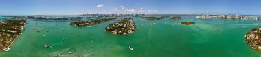 Miami Sahili silueti panoraması. Miami Sahili 'nin insansız hava aracı görüntüsü. Güney Miami Sahili ve okyanus manzarası. Gökdelenleri ve kıyı şeridi olan Miami Plajı gökdelenleri