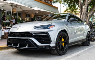 Lüks SUV Lamborghini Urus. Lamborghini Urus dışarıda park etmiş. Gri metalik araba, alçak görüş. Miami, Florida, ABD - 27 Temmuz 2025: Lamborghini Urus 2020 lüks SUV.