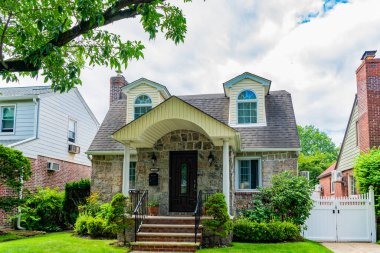 Konut mülk evi. Konut mimarisi. Banliyö mahallesi. Banliyö ev mimarisi. Özel ev. Mahalle mimarisi. Mahallede mülk. Konut talebi.