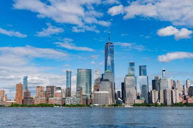 Hudson River, New York 'tan Manhattan manzarası. ABD, New York, Manhattan. Aşağı Manhattan silueti. New York, Birleşik Devletler. Manhattan 'da New York şehrinin silüeti.