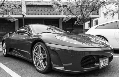 Chicago, Illinois - 29 Eylül 2024 Ferrari F430 kırmızı renk. Ferrari F430 sokağa park etmiş. Köşeden bak. Lüks Ferrari F430 Chicago 'da