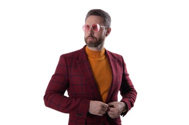 Erkek giyim tarzı. Takım elbiseli genç yakışıklı adam. Güneş gözlüklü İspanyol adam. İş gündelik tarzı. Erkek giyim tarzı. Beyaz tenli şık bir iş adamı. Moda erkeği pozu.