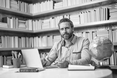 Öğretmen sanal sınıflarla uzaktan eğitim alıyor. uzaktan eğitim. Öğretmen çevrimiçi uzaktan kumanda. uzak özel eğitim. Bilgi ve eğitim. Öğretmen dizüstü bilgisayarda çalışıyor. Çevrimiçi sınıflar.