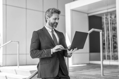 İşadamı internette çalışıyor. Uzaktan kumanda çalışıyor. İşadamı lideri dizüstü bilgisayarda çalışıyor. İş raporlarını kontrol et. Liderlik başarısı. Veriler analiz ediliyor. Serbest çalışan bir iş adamı. Baş yönetici..