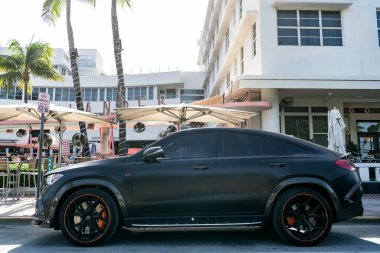 Miami, Florida, ABD - 27 Temmuz 2025: Mercedes Benz GLE SUV Alman akort şirketi Brabus 2024 tarafından modifiye edilmiştir. Brabus Mercedes Benz GLE SUV. Mercedes Mercedes Benz GLE açık havada. Siyah mat araba, alçak görüş..