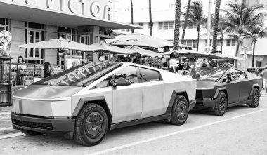 Miami, Florida, ABD - 06 Aralık 2024 Tesla Cybertruck elektrikli kamyonet vagonu. Tesla Cybertruck 'ın elektrikli arabası. Tesla Cybertruck 'ın arabası dışarıda park edilmiş. Tesla Cybertruck, köşe manzaralı..