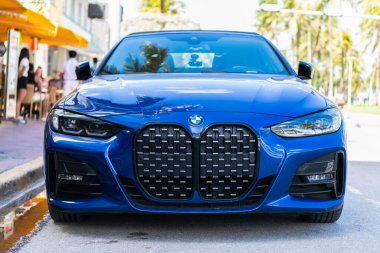 Miami, Florida, ABD - 27 Temmuz 2025 üstü açık araba BMW 4. Mavi üstü açık araba, ön manzara. BMW 4 Serisi üstü açık G23 2021 arabası. Lüks üstü açık BMW 4..