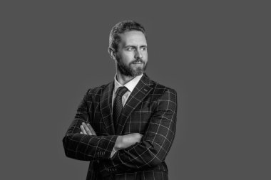 Profesyonel lider CEO. Resmi takım elbise giyen bir iş adamı. Takım elbiseli adam liderliği temsil ediyor. İş liderliği ve başarı. İşadamı lider koltuğunda. İş başarısı. Pazar liderliği.