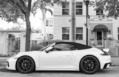 Miami, Florida, ABD - 9 Aralık 2024: beyaz 2022 Porsche 911 Carrera GTS üstü açık spor araba. Porsche Carrera GTS tipi spor araba. Porsche Carrera 'nın arabası dışarıda. Porsche 911 Carrera, yan görüş.