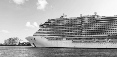 Gemi turu ve deniz seyahati. Lüks yolcu gemisinde seyahat. Gemi Miami sahil limanından ayrılıyor. Miami turu. Gemi seyahati. Yaz tatilindeki görkemli gezi manzarası. Seyahat hedefi.