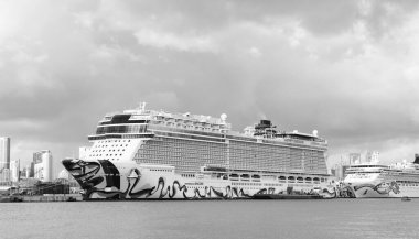 Miami, Florida, ABD - 03 Kasım 2024: Norveç yolcu gemisi yolculuğu. Yaz tatilinde gemi turu. Norveçli gemi şirketi. Gemi turu ve deniz seyahati. NCL Gemisi.