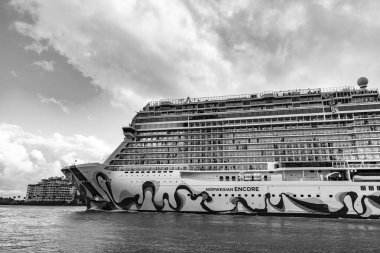 Miami, Florida, ABD - 16 Aralık 2024 Norveç yolcu gemisi. Gemi turu ve deniz seyahati. Gemi kalkıyor. Norveçli bir yolcu gemisi yolculuğu. Yaz tatilinde gezmek.