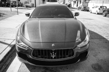 Miami, Florida, ABD - 06 Aralık 2024: Maserati Ghibli 2025 spor yara izi. Maserati Ghibli 'nin lüks spor arabası. Maserati Ghibli 'nin arabası dışarıda park edilmiş. Maserati Ghibli, ön manzara..