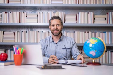 Okula dönüyorum. Sınıfın işyerindeki öğretmen. İspanyol öğretmen bilgisini ve eğitimini paylaşıyor. Sınıfta öğretmenlik dersi. Okulda öğretmenler sınıfı. Eğitim sistemi.