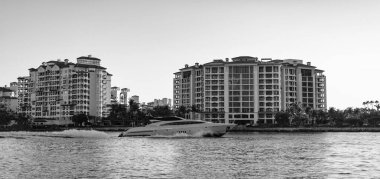 Miami mimarisi ve motorlu tekne, Florida. Fisher Adası 'nda lüks bir yat teknesi. Yaz tatili. Fisher Adası konut binası ve lüks yat teknesi. Sürat teknesi Fisher Adası, Miami 'den geçiyor.