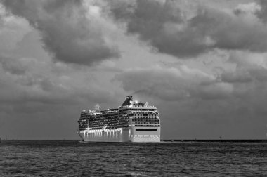 Gemi seyahati. Yaz tatilindeki deniz yolculuğunun havadan görünüşü. Denizlerde gemi turu. Gece vakti ışıltılı lüks yolcu gemisi yolculuğunun havadan görünüşü. Gemi Miami sahil limanından ayrılıyor. Gece hayatını dolaş..
