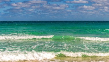 Deniz manzarası cenneti. Okyanus sahilinde gün doğumu. Yaz tatilinde gün batımı deniz manzarası. Deniz bulutlu gökyüzü ile ufuk çizgisi. Denizde sakin bir ufuk. Romantik yaz tatili deniz manzarası. Sessiz sahil.