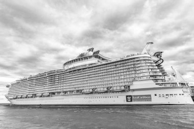 Miami, Florida, ABD - 23 Aralık 2024: Seas yolcu gemisi seferi senfonisi. Yaz tatilinde gemi turu. Royal Karayipler Uluslararası yolcu gemisi. Gemi turu. Lüks gemi gezisi..