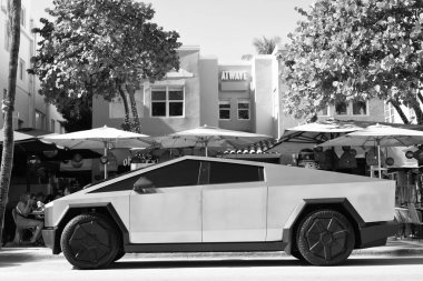 Miami, Florida, ABD - 06 Aralık 2024 Tesla Cybertruck elektrikli kamyonet vagonu. Tesla Cybertruck 'ın elektrikli arabası. Tesla Cybertruck 'ın arabası dışarıda park edilmiş. Tesla Cybertruck, yan görüş.
