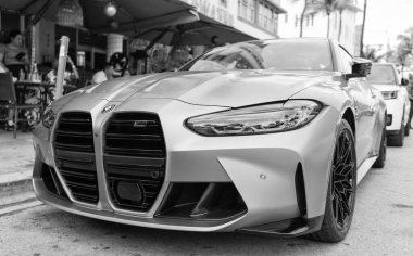 Miami, Florida, ABD - 07 Aralık 2024: BMW M4 Yarışması 2022 spor arabası coupe. BMW M4 yarışmasının lüks arabası. BMW M4 gümüş rengi araba dışarıda park edilmiş. BMW M4 Yarışması, köşe görünümü.
