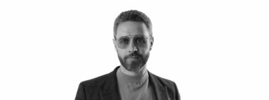 Güneş gözlüklü İspanyol adam. İş gündelik tarzı. Erkek giyim tarzı. Beyaz tenli şık bir iş adamı. Erkek giyim tarzı. Takım elbiseli genç yakışıklı adam. Çağdaş erkek giyim.