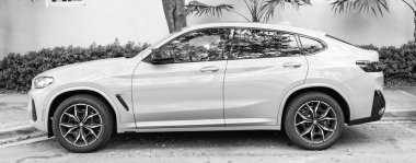 Miami, Florida, ABD - 08 Aralık 2024: BMW M4 'ün açık hava aracı. BMW M4 aracı, yan görüş. 2024 BMW X4 çapraz coupe. BMW M4 aracının lüks arabası..