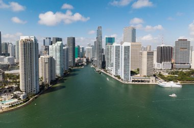 Miami şehir merkezindeki Brickell ufuk çizgisinin hava görüntüsü. Miami 'deki gökdelenler. Miamis 'in finans bölgesinin manzarası. Brickell, Miami 'de. Şehir manzaralı Miami Şehir Manzarası