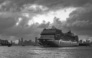 Gemi limandan ayrılıyor. Miami turu. Gemi seyahati. Yaz tatilinde hava seyahati. Gemi turu. Seyahat macerası. Hava manzaralı lüks yolcu gemisi yolculuğu. Dramatik gökyüzünde devasa bir gemi.