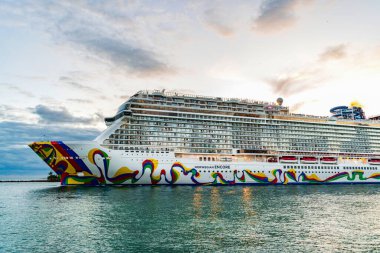 Miami, Florida, ABD - 23 Aralık 2024 Yaz Tatili Gezisi. Norveç yolcu gemisi. Gemi turu ve deniz seyahati. Gemi Miami sahil limanından ayrılıyor. NCL. Norveççe Tekrar Yolcu Gemisi Yolculuğu.