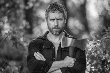 Oduncu baltayı taşır. Baltalı yakışıklı bir adam. Ormanda baltayla oduncu. Keresteci gömlekli ve baltası ağır. Güçlü adam ormanda çalışır. Ormanda baltalı oduncu adamlar. İnsan ve doğa.