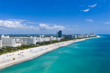 Miamis kumsalının insansız hava görüntüsü. Miami kıyı şeridi. Miami Sahili 'nin ve okyanus dalgalarının geniş bir drone görüntüsü. Yukarıdan Miami Sahili. Okyanusa bakan Miami İHA ile tatil beldeleri