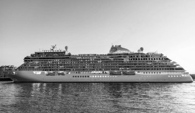 Miami, Florida, ABD - 07 Aralık 2024: gemi turu. Denizde seyahat etmek. Gemi limandan ayrılıyor. Yedi deniz Grandeur yolcu gemisi yolculuğu. Yaz tatilinde gemi turu. Naip yedi deniz yolculuğu..