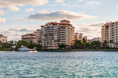 Teknesi olan Miami Kanalı. Fisher Adası konut binası ve lüks yat teknesi. Miami Fisher Adası 'nın manzarası. Marinaya yüzen bir tekne. Fisher Adası 'nda lüks bir yat teknesi. Yaz tatili.