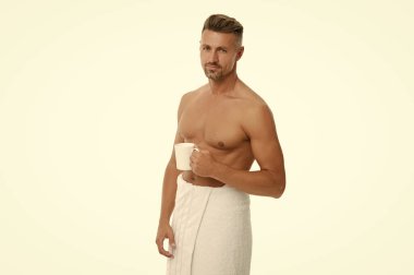 Espresso zamanı. Kaslı gövdeli olgun bir adam evde çay ya da kahve içerken beyaz tenli. Sabah rutini. Gövdesi olan yakışıklı adamın sabah kahvesi..