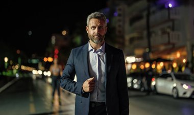 Büyük şehir başarısı. Patron iş adamı geç bitirir. Gece şehrinde başarılı bir iş adamı. Takım elbiseli bir iş adamı. İspanyol işadamı dışarıda. İş başarısı. Başarılı bir iş adamı. Geç saatte iş..