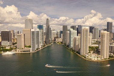 Brickell gökdelenlerinin hava görüntüsü. Miami şehir merkezinin modern manzarası. Panoramik Miami kıyı şeridinin üzerinde ufuk çizgisi